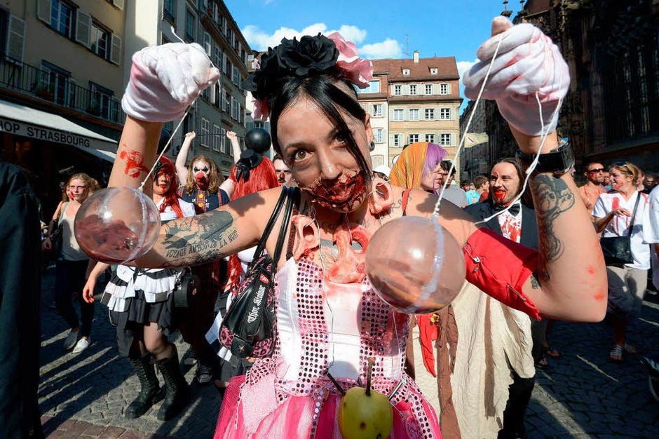 Marschieren als Zombies durch Straßburg: Hunderte Verkleidete beim vierten Zombie Walk. (Foto: AFP) Marschieren als Zombies durch Straßburg: Hunderte Verkleidete beim vierten Zombie Walk. (Foto: AFP)