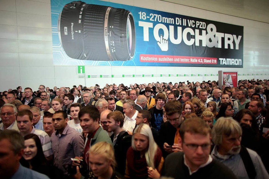 Anstehen am Eingang der Photokina in Köln – 180000 Besucher werden erwartet. (Foto: dpa) Anstehen am Eingang der Photokina in Köln – 180000 Besucher werden erwartet. (Foto: dpa)