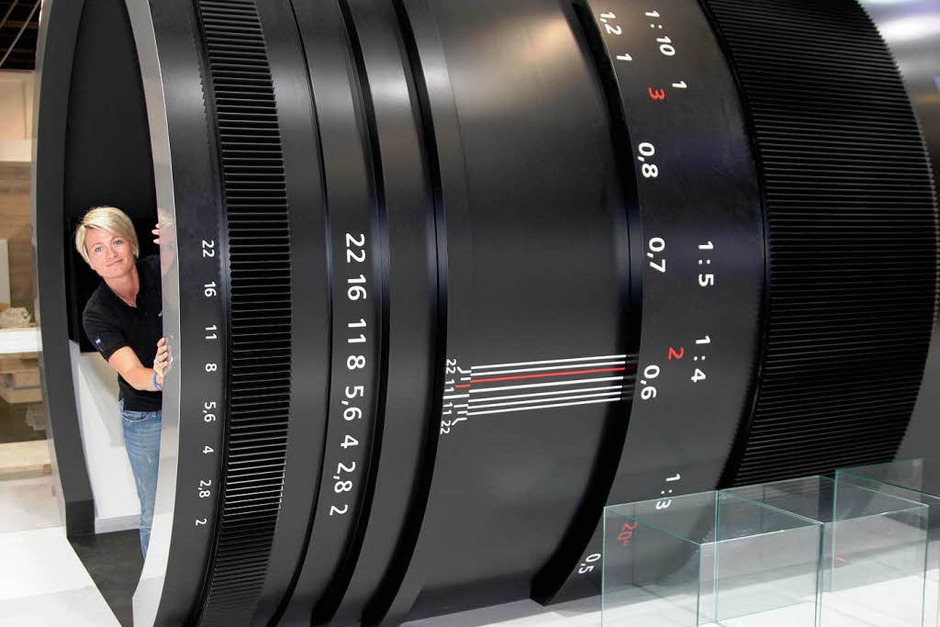 Model Heike steht in einem übergroßen Deko-Objektiv der Firma Zeiss. (Foto: dapd) Model Heike steht in einem übergroßen Deko-Objektiv der Firma Zeiss. (Foto: dapd)
