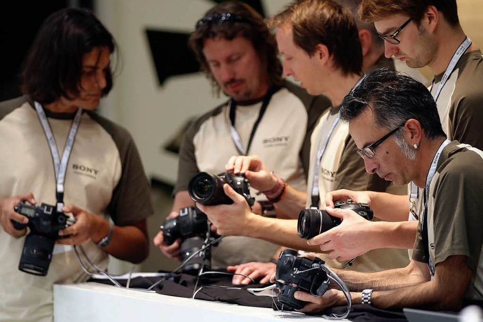 Mitarbeiter von Sony machen sich mit neuen Digitalkameras vertraut. (Foto: dpa) Mitarbeiter von Sony machen sich mit neuen Digitalkameras vertraut. (Foto: dpa)