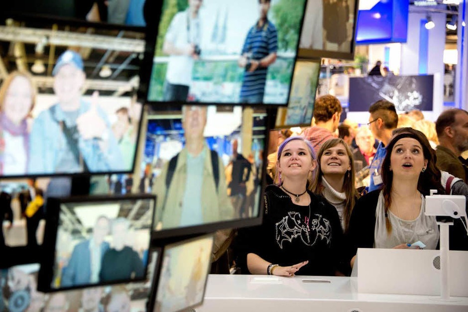 Ein elektronischer Bilderbaum zeigt Zuschauer-Selbstportraits. (Foto: AFP) Ein elektronischer Bilderbaum zeigt Zuschauer-Selbstportraits. (Foto: AFP)