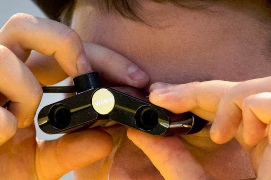 Mini-Fernglas am Nikon-Stand. (Foto: AFP) Mini-Fernglas am Nikon-Stand. (Foto: AFP)