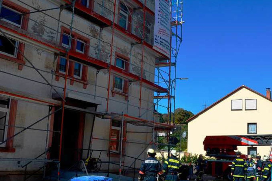Feuerwehreinsatz im Lörracher Wohngebiet Teichmatten. (Foto: Carlotta Gühne) Feuerwehreinsatz im Lörracher Wohngebiet Teichmatten. (Foto: Carlotta Gühne)