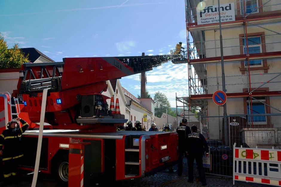 Feuerwehreinsatz im Lörracher Wohngebiet Teichmatten. (Foto: Carlotta Gühne) Feuerwehreinsatz im Lörracher Wohngebiet Teichmatten. (Foto: Carlotta Gühne)