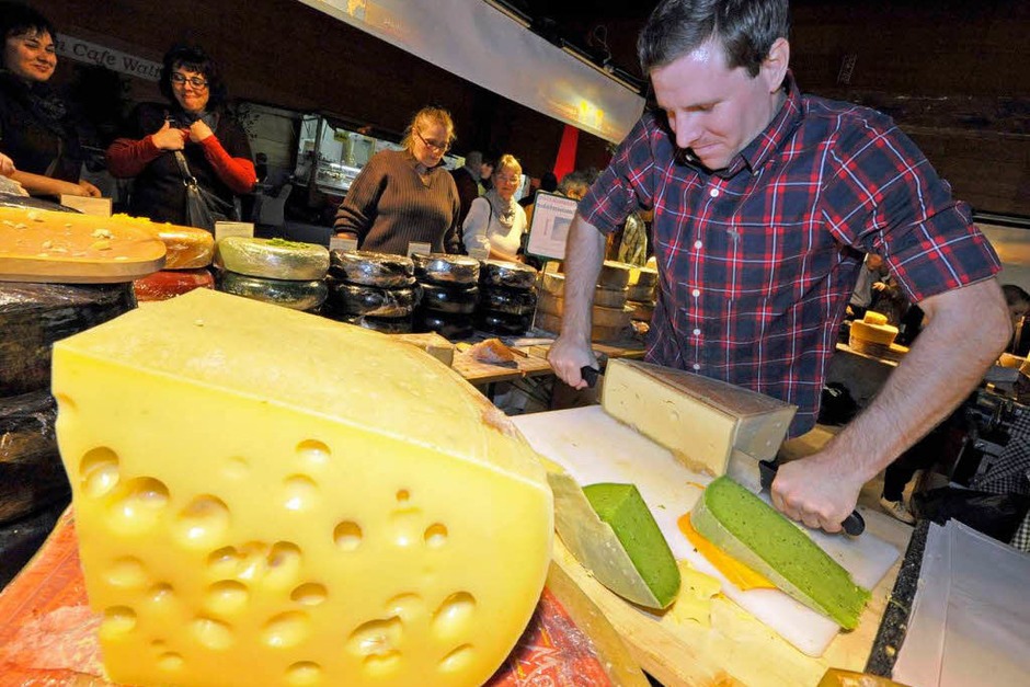 Ein Traum von einem Käse bei Käse-Traum aus Vorarlberg. Eigentlich kann man den grünen Pesto-Käse oder die vier Jahre lang gereifte „Schwarze Perle“ im Internet bestellen – oder in Halle vier auf der Plaza ganz analog probieren. (Foto: Michael Bamberger) Ein Traum von einem Käse bei Käse-Traum aus Vorarlberg. Eigentlich kann man den grünen Pesto-Käse oder die vier Jahre lang gereifte „Schwarze Perle“ im Internet bestellen – oder in Halle vier auf der Plaza ganz analog probieren. (Foto: Michael Bamberger)