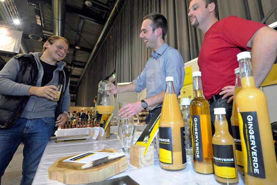 Immer nur Apfelsaft? Abwechslung gibt’s bei Gingerverde, einem jungen Startup aus Freiburg. Frischer Ingwer aus Costa Rica wird mit Obst aus dem Kaiserstuhl zu einem fruchtigen und zugleich scharfen Saft. Erfrischend und gesund noch dazu! Ein großes Glas gibt’s zum Probierpreis von einem Euro im Slow-Food-Bereich. (Foto: Michael Bamberger) Immer nur Apfelsaft? Abwechslung gibt’s bei Gingerverde, einem jungen Startup aus Freiburg. Frischer Ingwer aus Costa Rica wird mit Obst aus dem Kaiserstuhl zu einem fruchtigen und zugleich scharfen Saft. Erfrischend und gesund noch dazu! Ein großes Glas gibt’s zum Probierpreis von einem Euro im Slow-Food-Bereich. (Foto: Michael Bamberger)