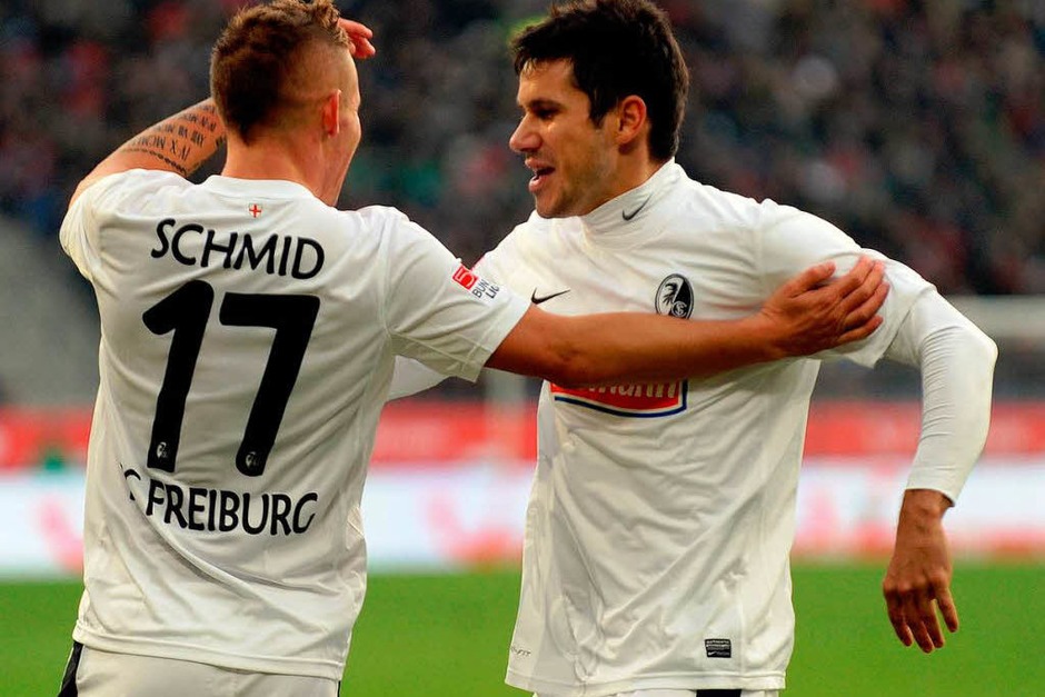 Freut sich über sein Tor: Jonathan Schmid (SC Freiburg) mit Teamkollege Mensur Mujdza. (Foto: Michael Heuberger) Freut sich über sein Tor: Jonathan Schmid (SC Freiburg) mit Teamkollege Mensur Mujdza. (Foto: Michael Heuberger)
