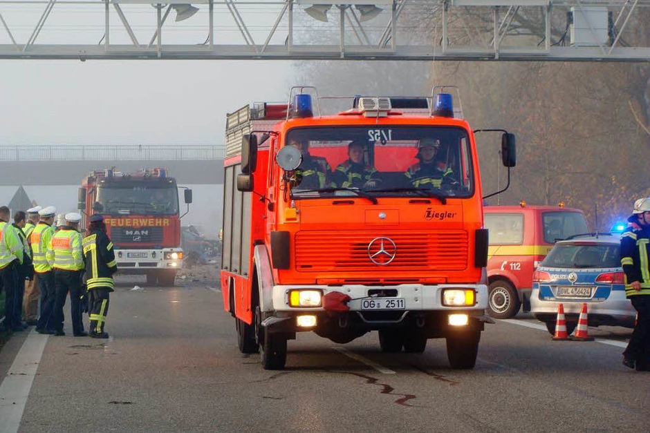 Ein schwerer Verkehrsunfall auf der A5 zwischen Lahr und Offenburg fordert sechs Menschenleben. (Foto: Martin Ganz) Ein schwerer Verkehrsunfall auf der A5 zwischen Lahr und Offenburg fordert sechs Menschenleben. (Foto: Martin Ganz)