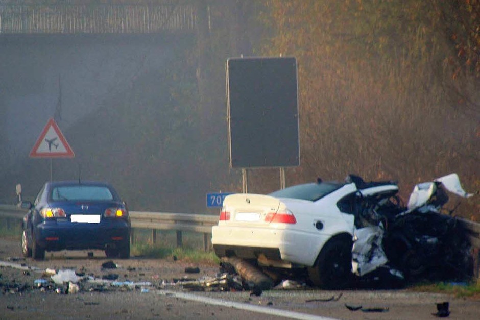 Ein schwerer Verkehrsunfall auf der A5 zwischen Lahr und Offenburg fordert sechs Menschenleben. (Foto: Martin Ganz) Ein schwerer Verkehrsunfall auf der A5 zwischen Lahr und Offenburg fordert sechs Menschenleben. (Foto: Martin Ganz)