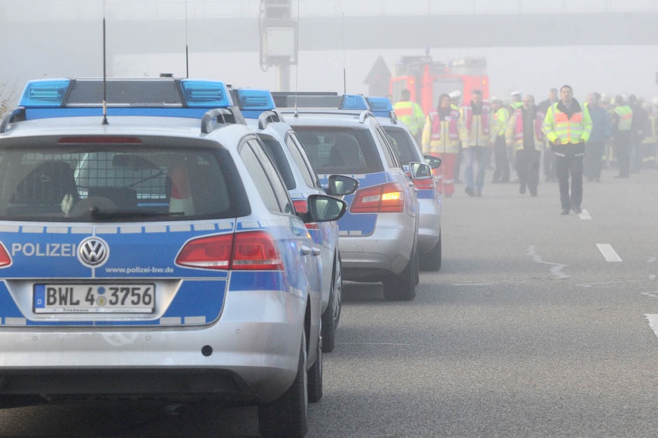 Ein schwerer Verkehrsunfall auf der A5 zwischen Lahr und Offenburg fordert sechs Menschenleben. (Foto: dpa) Ein schwerer Verkehrsunfall auf der A5 zwischen Lahr und Offenburg fordert sechs Menschenleben. (Foto: dpa)