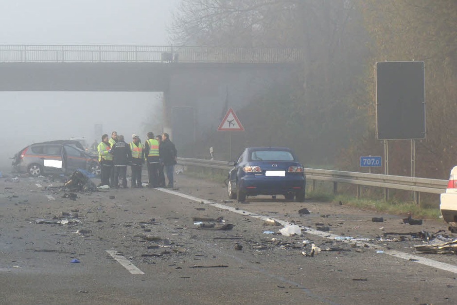 Ein schwerer Verkehrsunfall auf der A5 zwischen Lahr und Offenburg fordert sechs Menschenleben. (Foto: Martin Ganz) Ein schwerer Verkehrsunfall auf der A5 zwischen Lahr und Offenburg fordert sechs Menschenleben. (Foto: Martin Ganz)