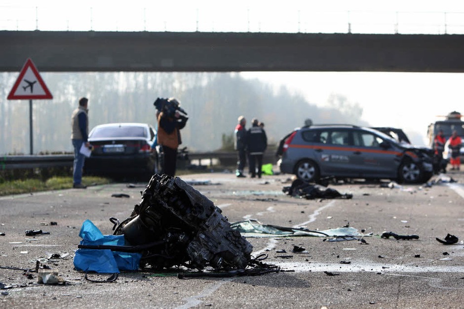 Ein schwerer Verkehrsunfall auf der A5 zwischen Lahr und Offenburg fordert sechs Menschenleben. (Foto: dapd) Ein schwerer Verkehrsunfall auf der A5 zwischen Lahr und Offenburg fordert sechs Menschenleben. (Foto: dapd)