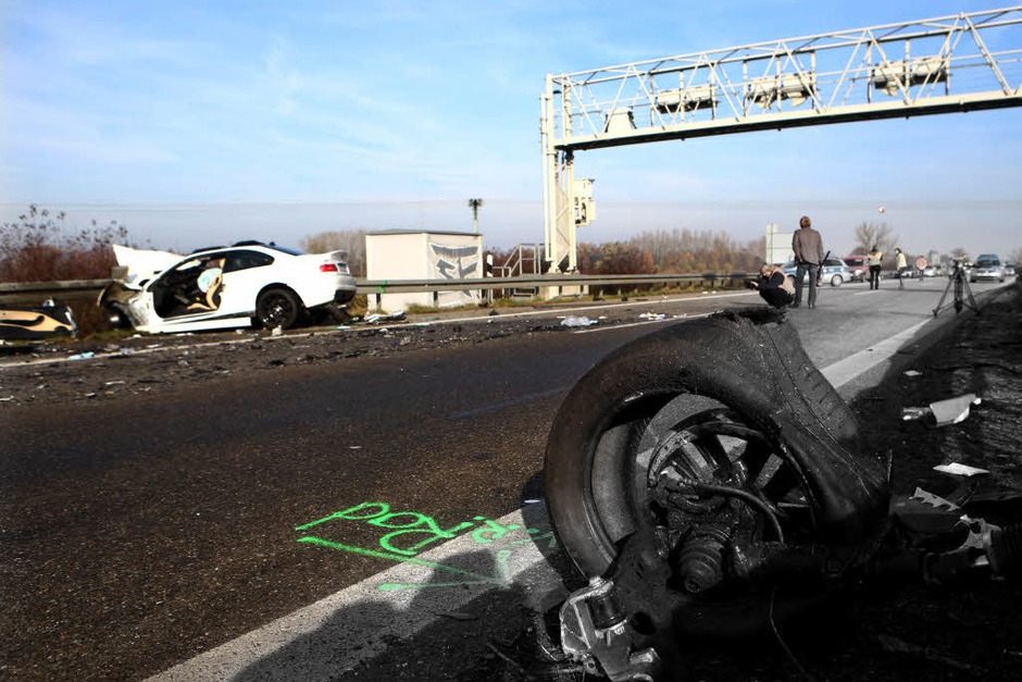 Ein schwerer Verkehrsunfall auf der A5 zwischen Lahr und Offenburg fordert sechs Menschenleben. (Foto: dapd) Ein schwerer Verkehrsunfall auf der A5 zwischen Lahr und Offenburg fordert sechs Menschenleben. (Foto: dapd)