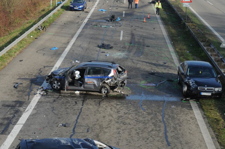 Ein schwerer Verkehrsunfall auf der A5 zwischen Lahr und Offenburg fordert sechs Menschenleben. (Foto: dpa) Ein schwerer Verkehrsunfall auf der A5 zwischen Lahr und Offenburg fordert sechs Menschenleben. (Foto: dpa)