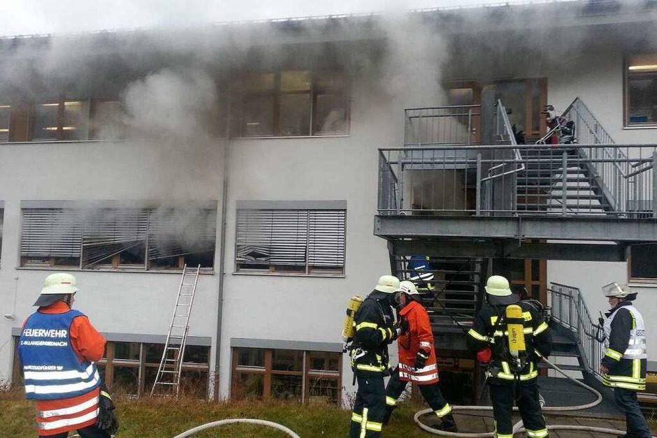 Explosion, Feuer und Qualm in der Caritas-Behindertenwerkstätte in Titisee-Neustadt. 14 Menschen kommen ums Leben. (Foto: Martin Ganz) Explosion, Feuer und Qualm in der Caritas-Behindertenwerkstätte in Titisee-Neustadt. 14 Menschen kommen ums Leben. (Foto: Martin Ganz)