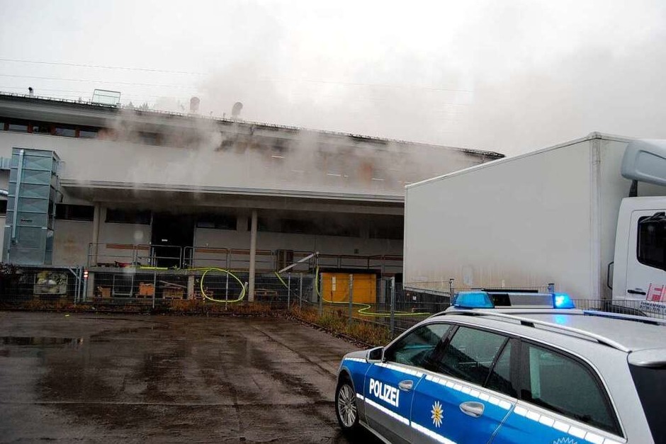 Explosion, Feuer und Qualm in der Caritas-Behindertenwerkstätte in Titisee-Neustadt. 14 Menschen kommen ums Leben. (Foto: Kamera24.TV) Explosion, Feuer und Qualm in der Caritas-Behindertenwerkstätte in Titisee-Neustadt. 14 Menschen kommen ums Leben. (Foto: Kamera24.TV)