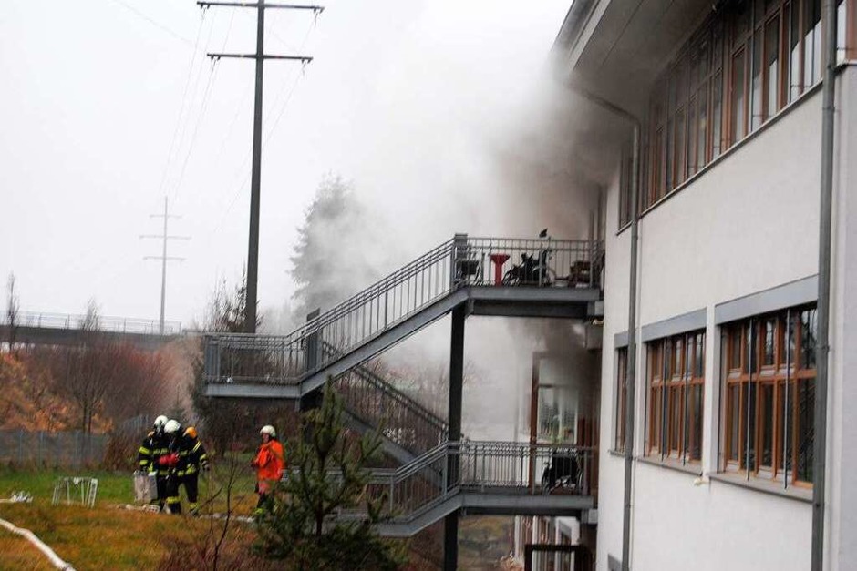 Explosion, Feuer und Qualm in der Caritas-Behindertenwerkstätte in Titisee-Neustadt. 14 Menschen kommen ums Leben. (Foto: Kamera24.TV) Explosion, Feuer und Qualm in der Caritas-Behindertenwerkstätte in Titisee-Neustadt. 14 Menschen kommen ums Leben. (Foto: Kamera24.TV)