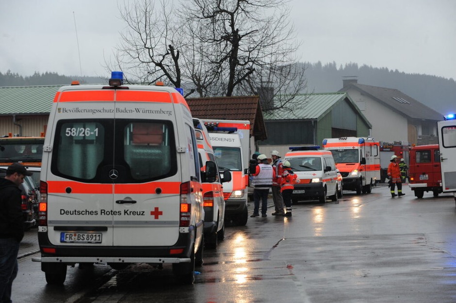 Explosion, Feuer und Qualm in der Caritas-Behindertenwerkstätte in Titisee-Neustadt. 14 Menschen kommen ums Leben. (Foto: dpa) Explosion, Feuer und Qualm in der Caritas-Behindertenwerkstätte in Titisee-Neustadt. 14 Menschen kommen ums Leben. (Foto: dpa)