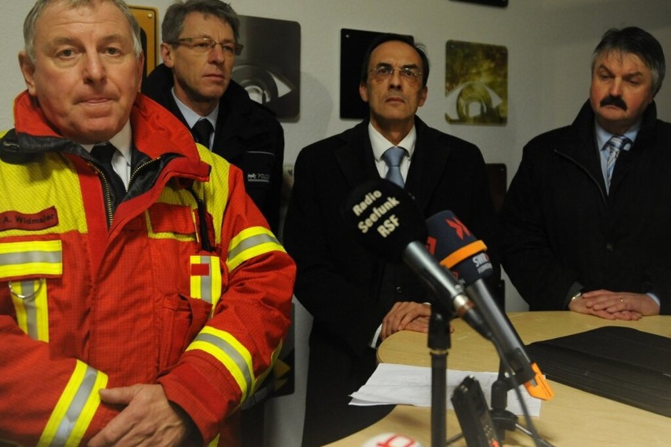 Kreisbrandmeister Axel Widmaier, Alfred Oschwald, Leiter Polizeidirektion Freiburg, Staatsanwalt Alfred Häberle und Egon Engler Vorstand des Caritas Verbandes (von links) bei der Pressekonferenz zur Brandkatastrophe (Foto: dpa) Kreisbrandmeister Axel Widmaier, Alfred Oschwald, Leiter Polizeidirektion Freiburg, Staatsanwalt Alfred Häberle und Egon Engler Vorstand des Caritas Verbandes (von links) bei der Pressekonferenz zur Brandkatastrophe (Foto: dpa)