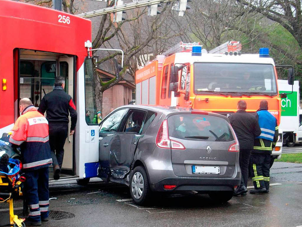 Auto Bersieht Stra Enbahn Zwei Fahrg Ste Bei Unfall Verletzt