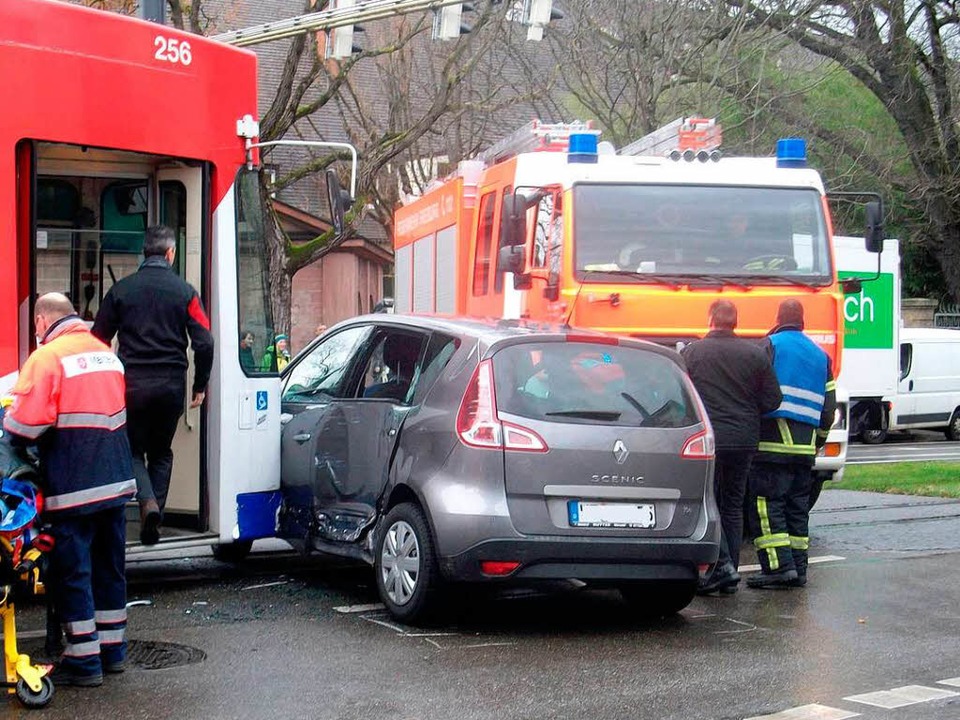 Auto Bersieht Stra Enbahn Zwei Fahrg Ste Bei Unfall Verletzt