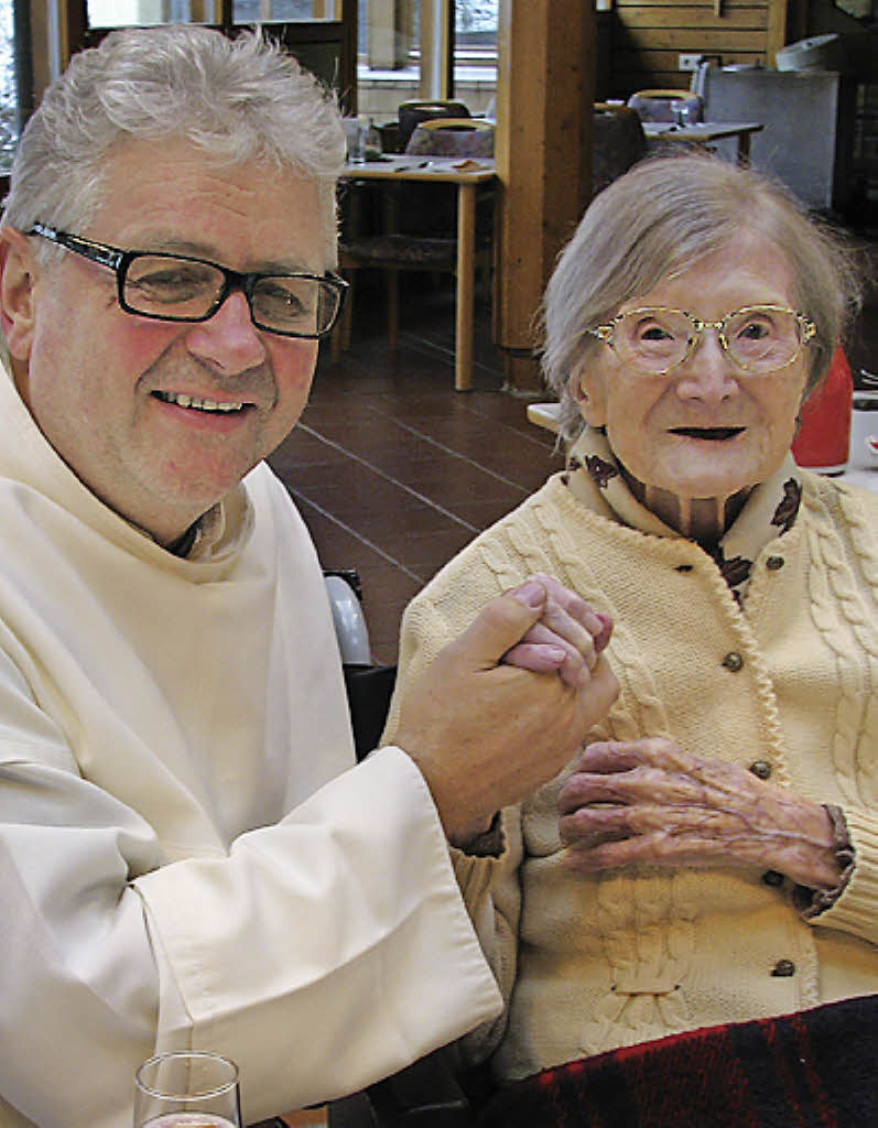 Pater Roman Brud gratuliert Luise Steinhart zum 100. Geburtag.