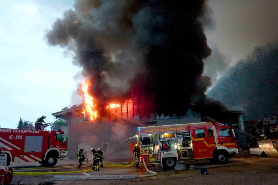 Rauch über dem Wiesental: Beim Großbrand in einer Zimmerei kamen zwar keine Menschen zu Schaden – doch der Schaden geht in die Millionen. (Foto: dpa) Rauch über dem Wiesental: Beim Großbrand in einer Zimmerei kamen zwar keine Menschen zu Schaden – doch der Schaden geht in die Millionen. (Foto: dpa)