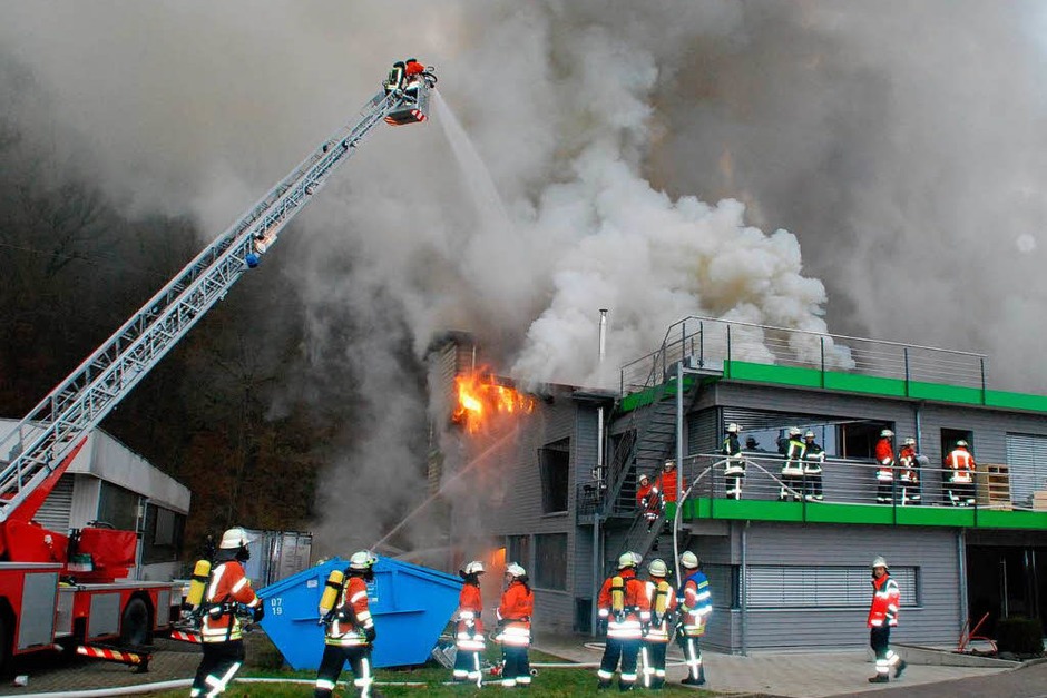 Trotz schnellen Eingreifens der Feuerwehr, die mit einem Großaufgebot anrückte, war der Betrieb nicht mehr zu retten. (Foto: Angelika Schmidt) Trotz schnellen Eingreifens der Feuerwehr, die mit einem Großaufgebot anrückte, war der Betrieb nicht mehr zu retten. (Foto: Angelika Schmidt)