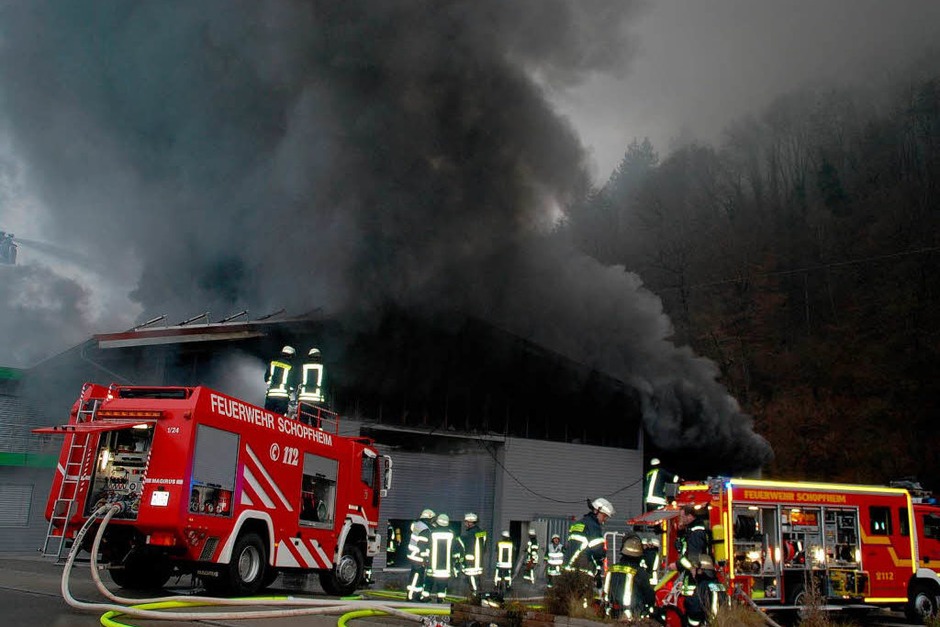 Rauch über dem Wiesental: Beim Großbrand in einer Zimmerei kamen zwar keine Menschen zu Schaden – doch der Schaden geht in die Millionen. (Foto: Angelika Schmidt) Rauch über dem Wiesental: Beim Großbrand in einer Zimmerei kamen zwar keine Menschen zu Schaden – doch der Schaden geht in die Millionen. (Foto: Angelika Schmidt)