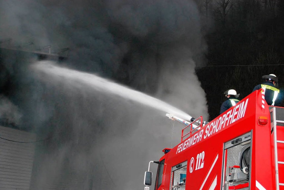 Rauch über dem Wiesental: Beim Großbrand in einer Zimmerei kamen zwar keine Menschen zu Schaden – doch der Schaden geht in die Millionen. (Foto: Angelika Schmidt) Rauch über dem Wiesental: Beim Großbrand in einer Zimmerei kamen zwar keine Menschen zu Schaden – doch der Schaden geht in die Millionen. (Foto: Angelika Schmidt)