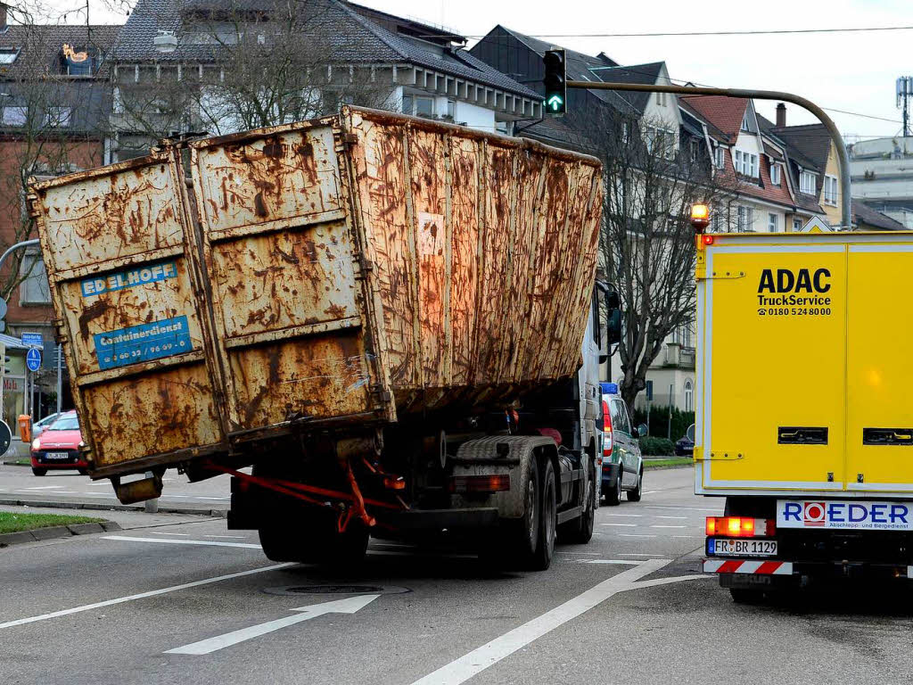 Laster donnert gegen Bahnbrücke Zugausfall und Stau