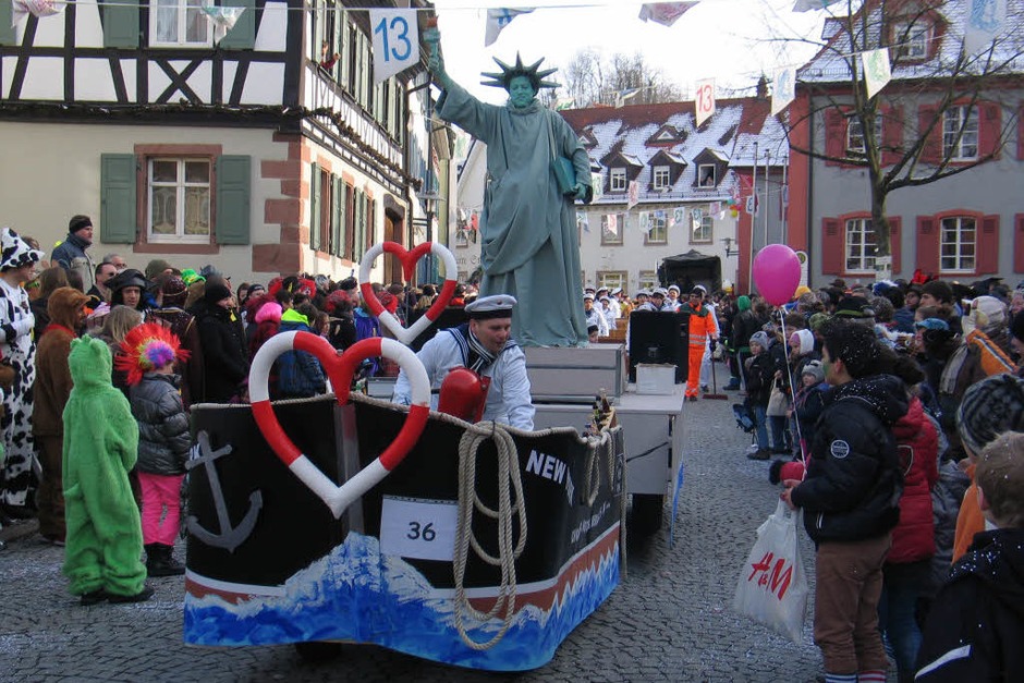Aufwändige Fasnetswagen waren beim Umzug in Riegel zu bestaunen. (Foto: Helmut Hassler) Aufwändige Fasnetswagen waren beim Umzug in Riegel zu bestaunen. (Foto: Helmut Hassler)