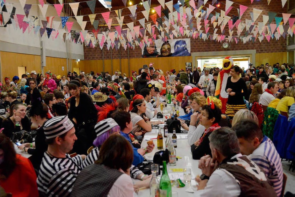 Gegen 19.30 Uhr wurden die Sitzplätze in der Rheinwaldhalle rar. (Foto: D. Red) Gegen 19.30 Uhr wurden die Sitzplätze in der Rheinwaldhalle rar. (Foto: D. Red)