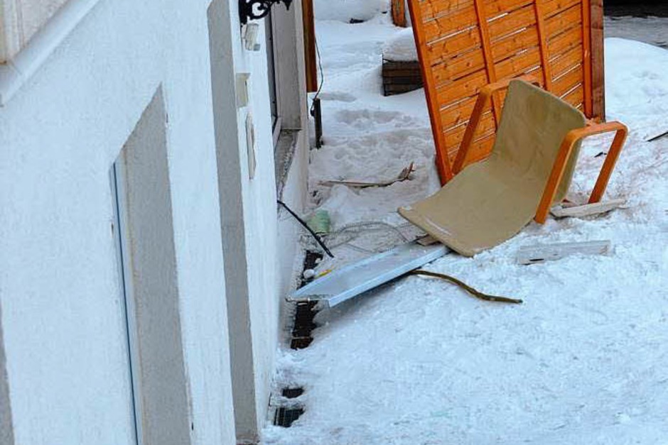 Explosion in Eisenbach – Gasflasche löst Detonation aus. (Foto: Martin Ganz) Explosion in Eisenbach – Gasflasche löst Detonation aus. (Foto: Martin Ganz)