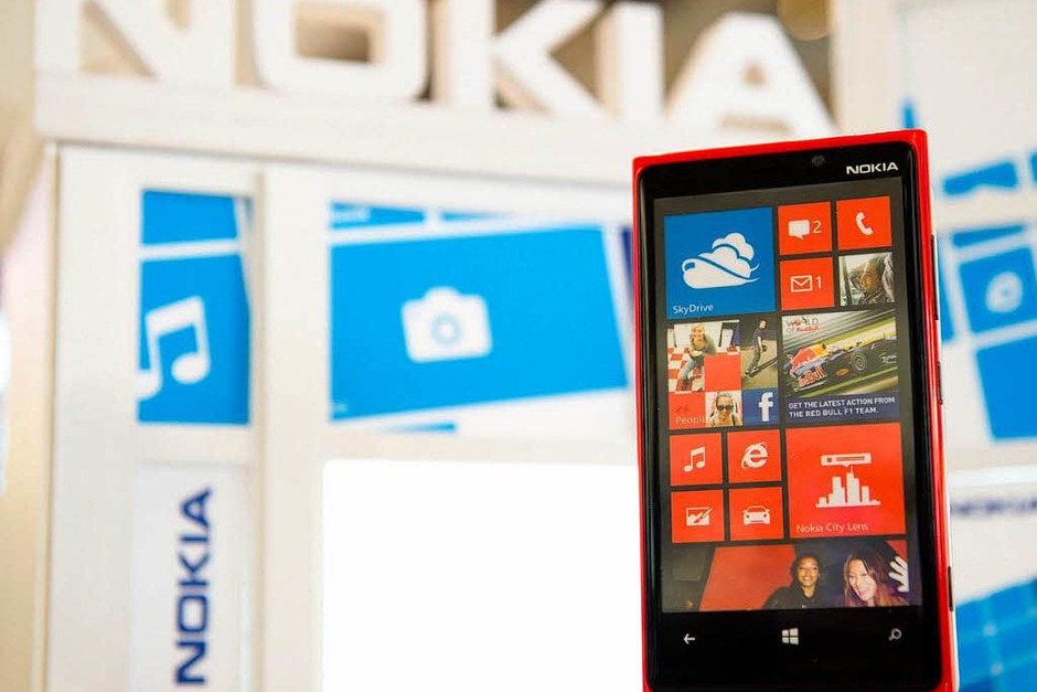 Knallige Farben, Kacheldesign und neue Kameratechnik: Nokia stellt das neue Smartphone „Lumia“ vor. (Foto: dpa) Knallige Farben, Kacheldesign und neue Kameratechnik: Nokia stellt das neue Smartphone „Lumia“ vor. (Foto: dpa)