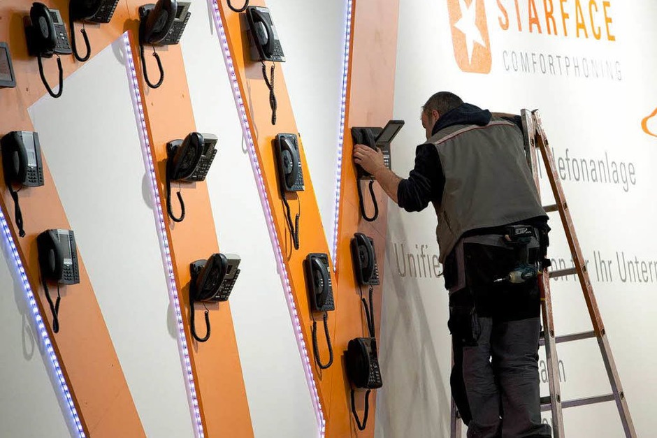 Alternative Präsentationsform: Das Unternehmen Starface bringt seine Telefone an der Wand an. (Foto: dapd) Alternative Präsentationsform: Das Unternehmen Starface bringt seine Telefone an der Wand an. (Foto: dapd)