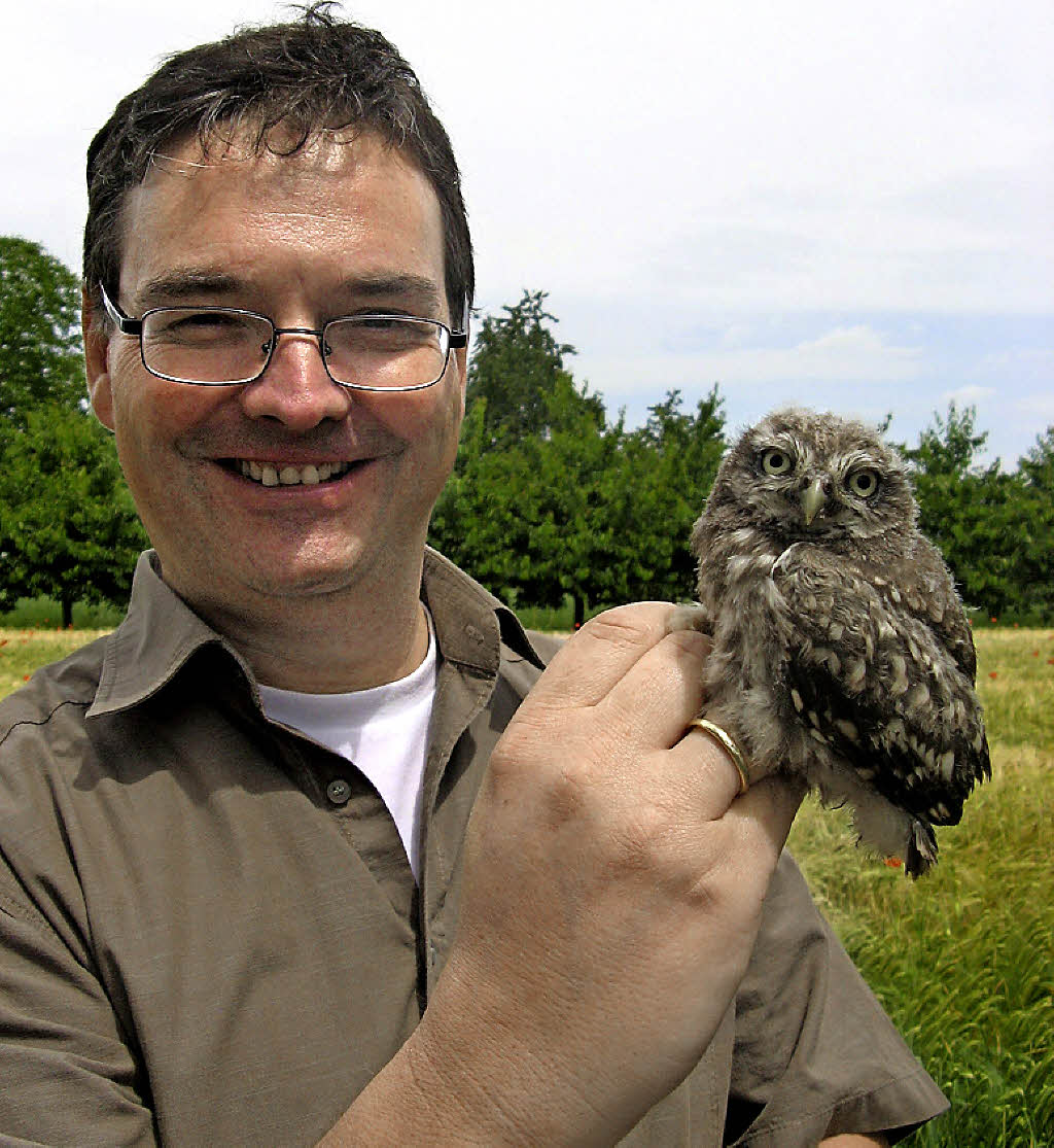 Felix Bergmann mit einem Steinkauz Foto: Braun