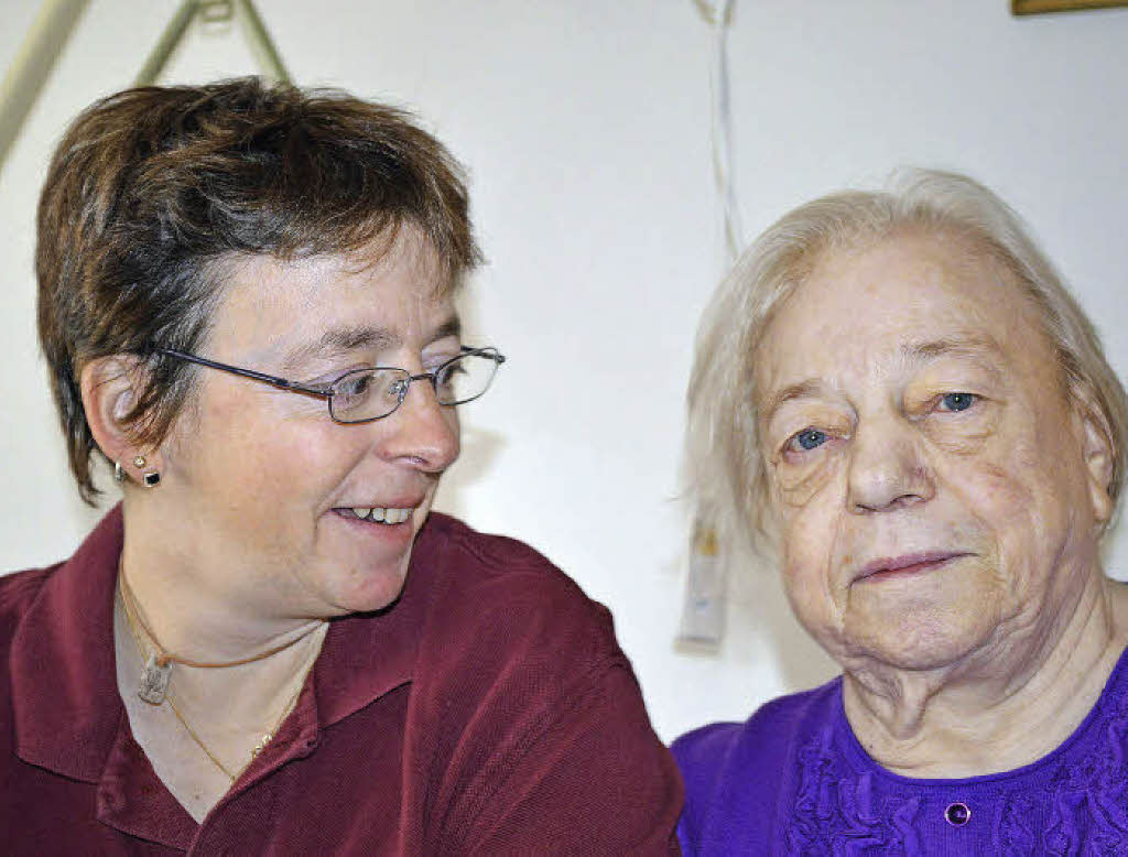 Pflegerin Birgit Albietz und Bewohnerin Irmgard Rombach aus Denzlingen Foto: ...