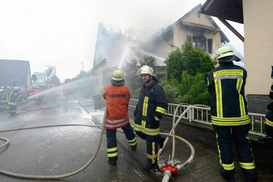 Großeinsatz im Willstätter Ortsteil Legelshurst. (Foto: dpa) Großeinsatz im Willstätter Ortsteil Legelshurst. (Foto: dpa)