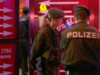 Sondereinsatzkommando befreit Zwangsprostituierte Sondereinsatzkommando befreit Zwangsprostituierte