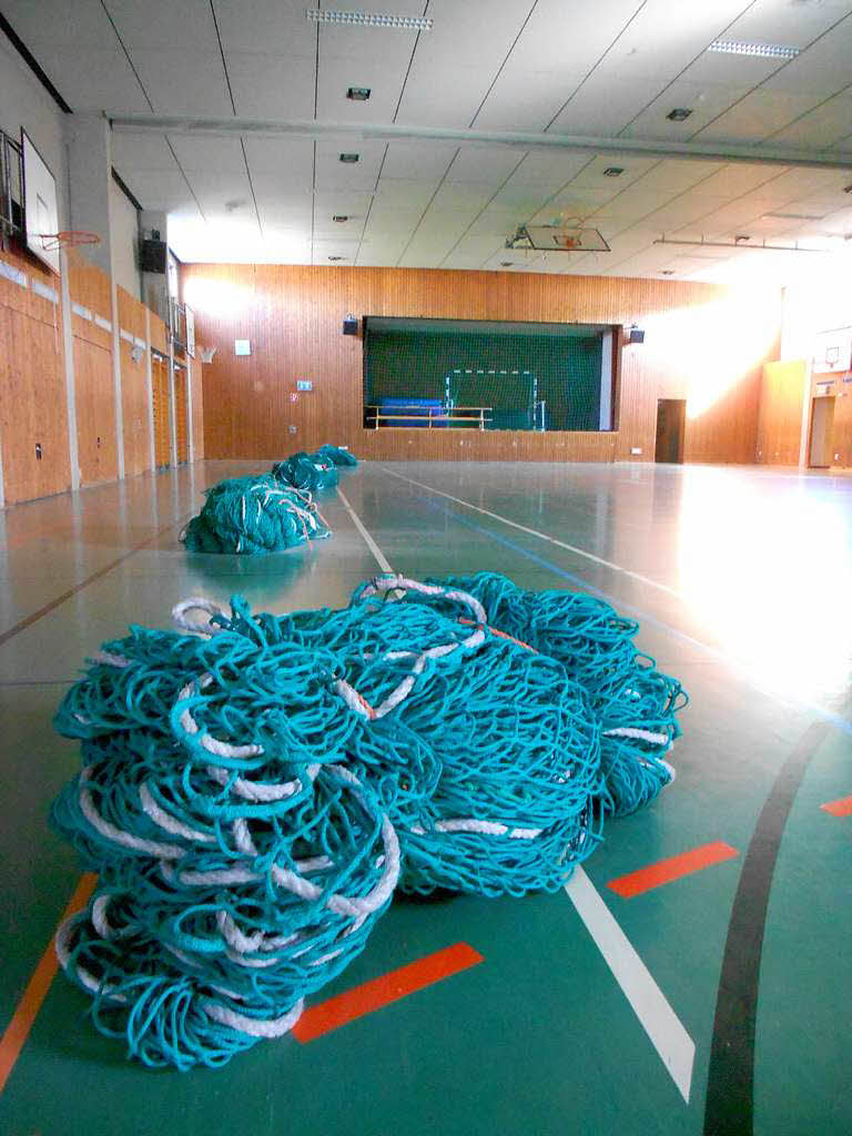 Netze sollen Deckenplatten in der Mehrzweckhalle sichern - Efringen