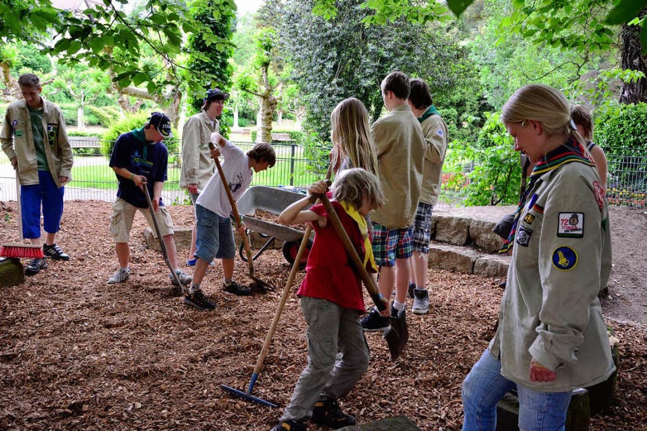 Katholische Pfadfinder und Ministranten gestalteten die Freifläche des Kindergarten St. Josef und der Kita Sonnenschein. (Foto: Dieter Erggelet) Katholische Pfadfinder und Ministranten gestalteten die Freifläche des Kindergarten St. Josef und der Kita Sonnenschein. (Foto: Dieter Erggelet)