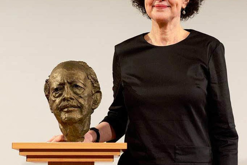 Christiane Dahrendorf mit der Büste von Ralf Dahrendorf. (Foto: Ingo Schneider) Christiane Dahrendorf mit der Büste von Ralf Dahrendorf. (Foto: Ingo Schneider)