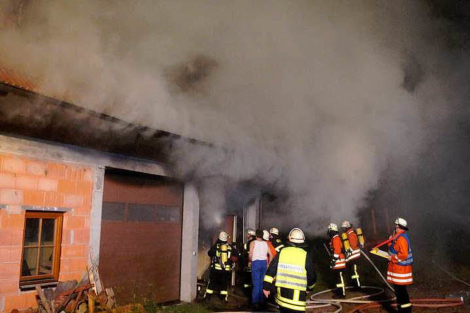 Die Löscharbeiten der Feuerwehr in Seelbach. (Foto: WOLFGANG KUENSTLE ) Die Löscharbeiten der Feuerwehr in Seelbach. (Foto: WOLFGANG KUENSTLE )