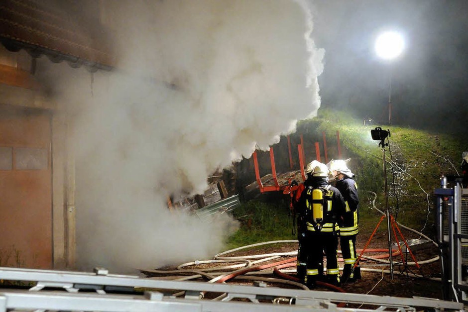 Die Löscharbeiten der Feuerwehr in Seelbach. (Foto: WOLFGANG KUENSTLE ) Die Löscharbeiten der Feuerwehr in Seelbach. (Foto: WOLFGANG KUENSTLE )