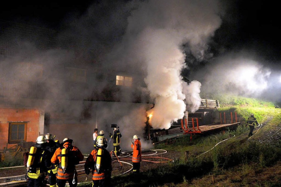 Die Löscharbeiten der Feuerwehr in Seelbach. (Foto: WOLFGANG KUENSTLE ) Die Löscharbeiten der Feuerwehr in Seelbach. (Foto: WOLFGANG KUENSTLE )