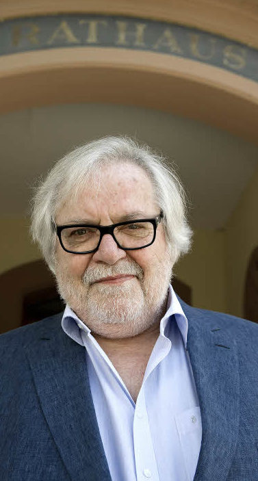 Wolfgang Hepp vor dem Rathaus in Haltingen, einem Stadtteil von Weil am Rhein, wo er seit 1978 wohnt. Foto: Daniel Schoenen - 73453197