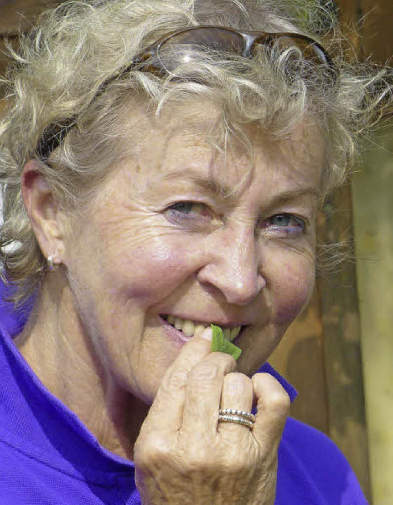 Die Teilnehmerin putzt ihre Zähne mit einem Salbeiblat Foto: Barbara Odrich- ...