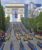 Aufmarsch zum Nationalfeiertag: Oma Caroline mag keine Panzer Aufmarsch zum Nationalfeiertag: Oma Caroline mag keine Panzer