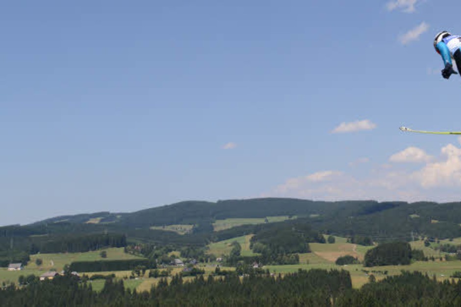 Das heiße Sommerskispringen in Hinterzarten. (Foto: Patrick Seeger) Das heiße Sommerskispringen in Hinterzarten. (Foto: Patrick Seeger)